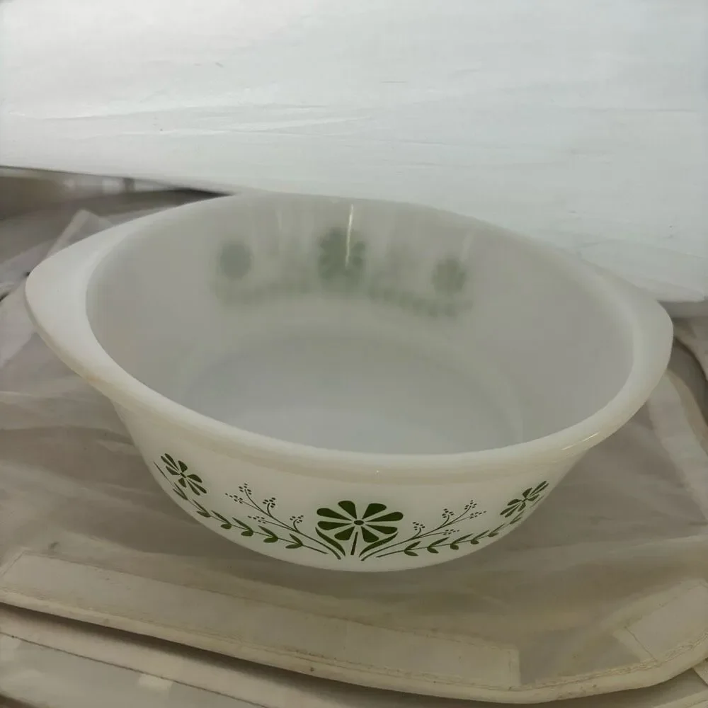 Glasbake Green Daisy J-2600 Milk Glass 1 1/2 QT Casserole Dish 1970’s